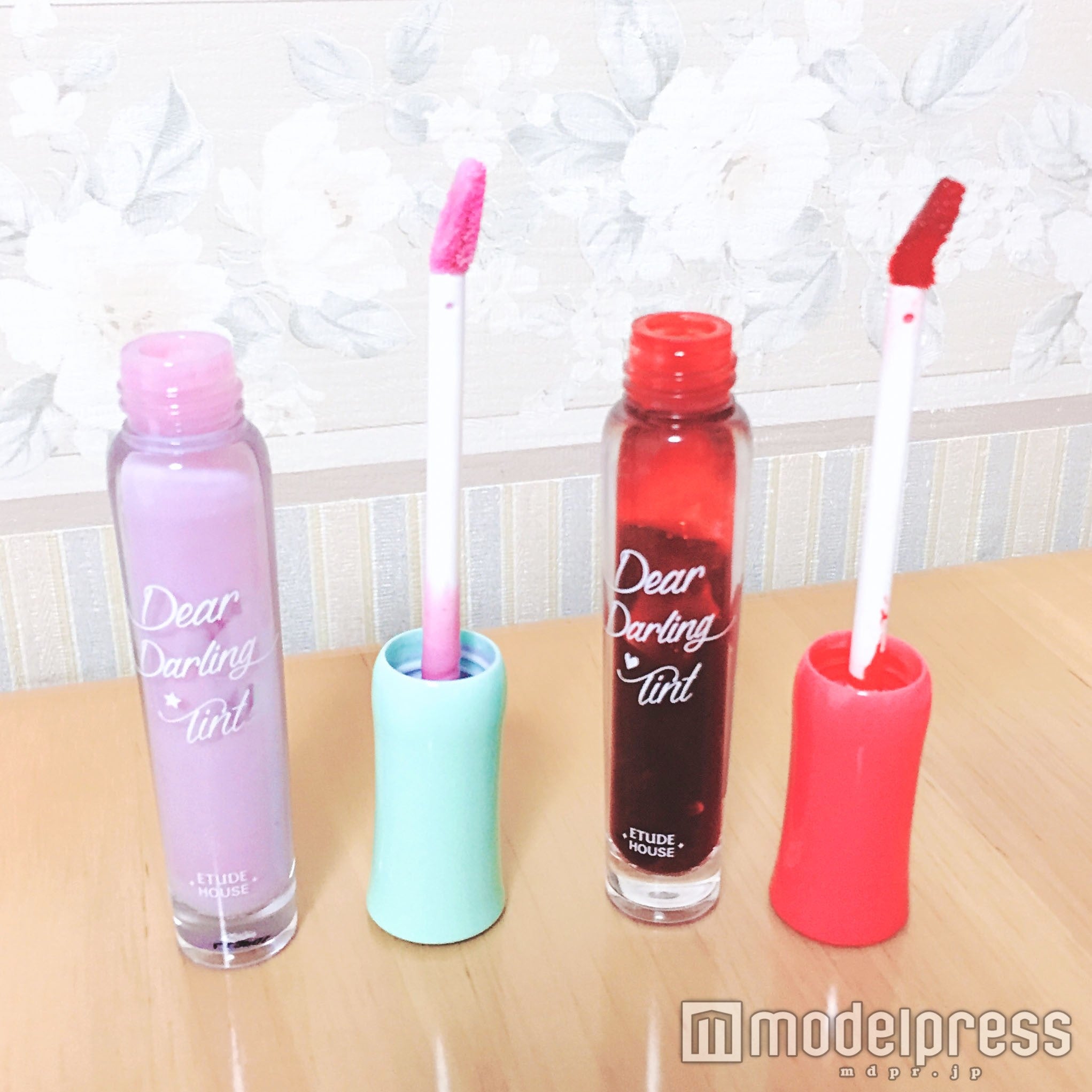 左から【エチュードハウス】「ディアダーリンソーダティント“BL601”」、「ディアダーリンウォータージェルティント“OR203”」／写真：onoaki（C）モデルプレス