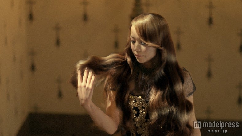 安室奈美恵、女王さながらのラグジュアリー感を演出