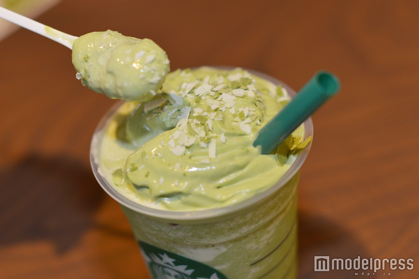 抹茶ホイップクリーム×抹茶シェイブチョコレートの味わいを楽しんで（C）モデルプレス