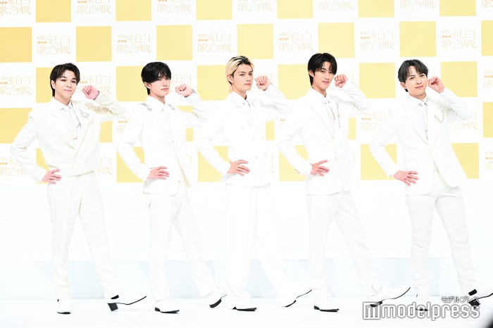 “M!LKポーズ”で決めるM!LK/塩崎太智、山中柔太朗、佐野勇斗、曽野舜太、吉田仁人((C)モデルプレス