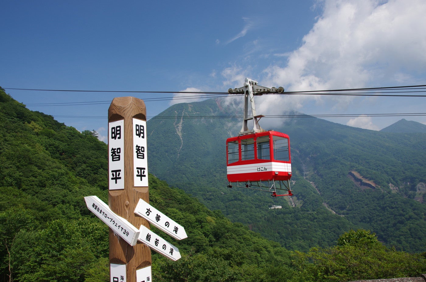 赤い色のロープーウェイからでも絶景が楽しめる（提供画像）