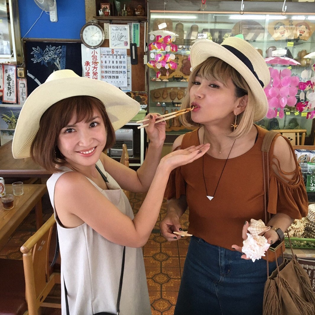 出雲を訪れる紗栄子（左）とMINMI（右）／画像提供：TBS