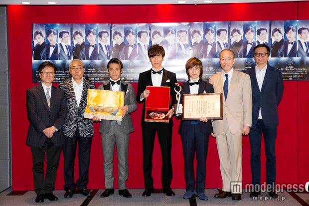 在外公館長表彰(総領事表彰)を授与したw-inds.