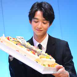 バースデーケーキを嬉しそうに眺める鈴木仁 （C）モデルプレス