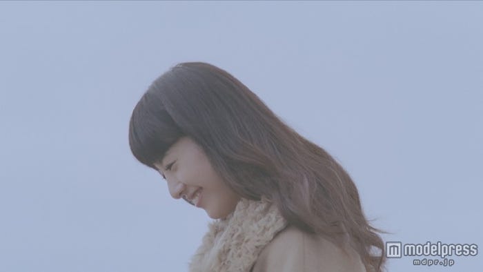 吉高由里子/新CM「恋するレーベル・灯台」篇より