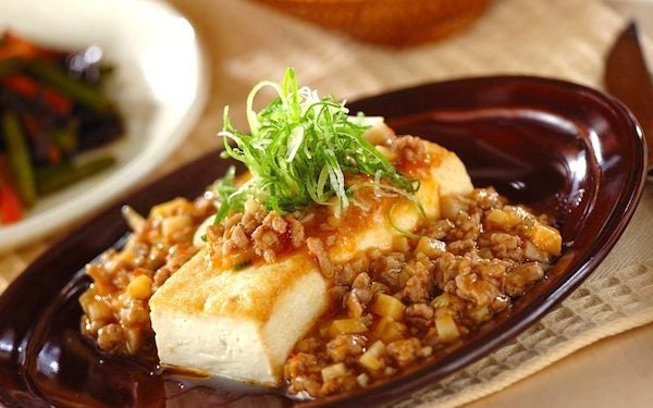 盛りつけだけでアレンジ可能! 麻婆ソースがけ豆腐ステーキ