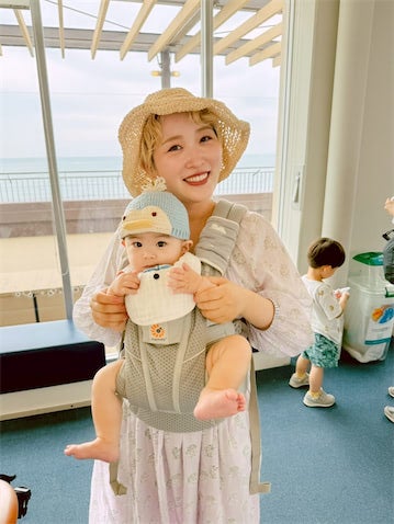Youtuber くまみき、手編み帽子をかぶった息子と水族館へ「息子、初めての水族館はえのすいでした」