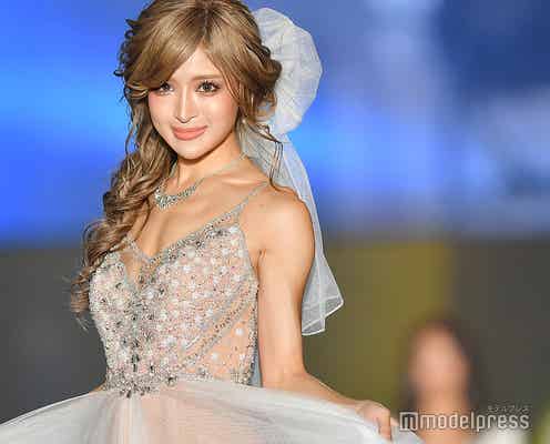 “最強腹筋美女”ゆんころ、引き締まったボディが美しい 華やかドレス姿で魅了<関コレ2018A/W>