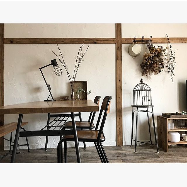 ダイニングテーブル下の収納アイデア15選 卓上を広々と使えるスペース活用方法 モデルプレス