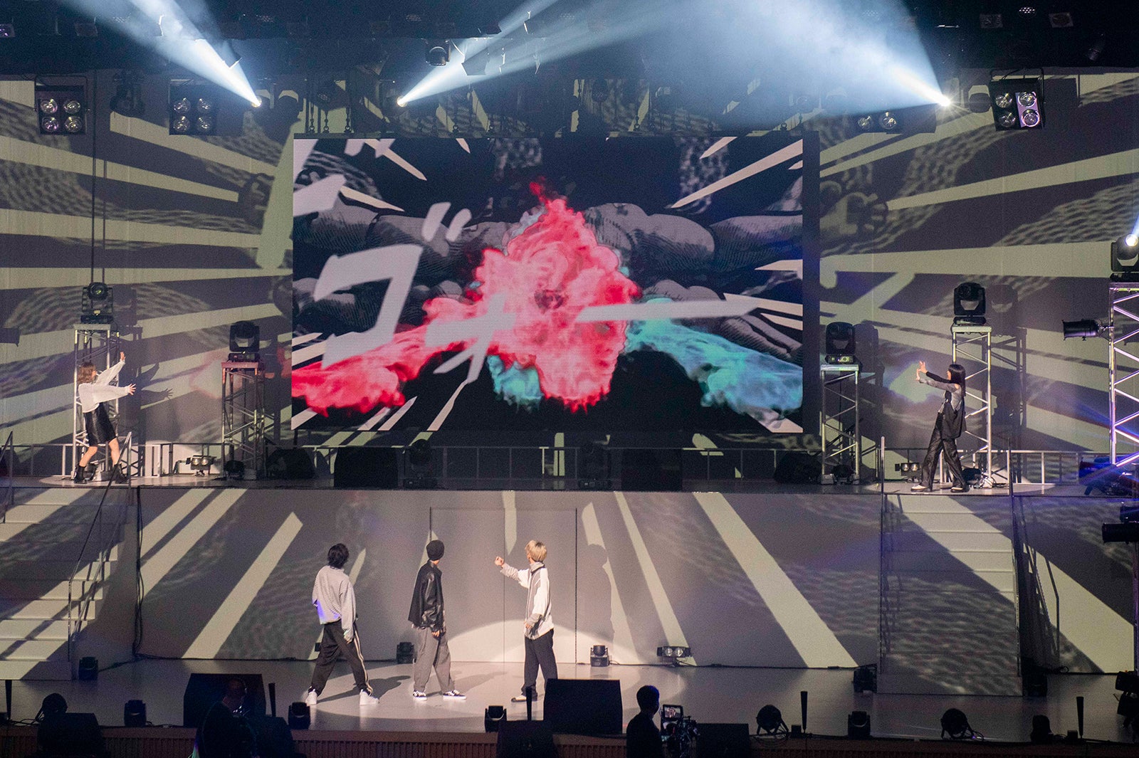 XRテクノロジーを駆使したファッションステージ（C）Seventeen／集英社　撮影／田崎嗣朗