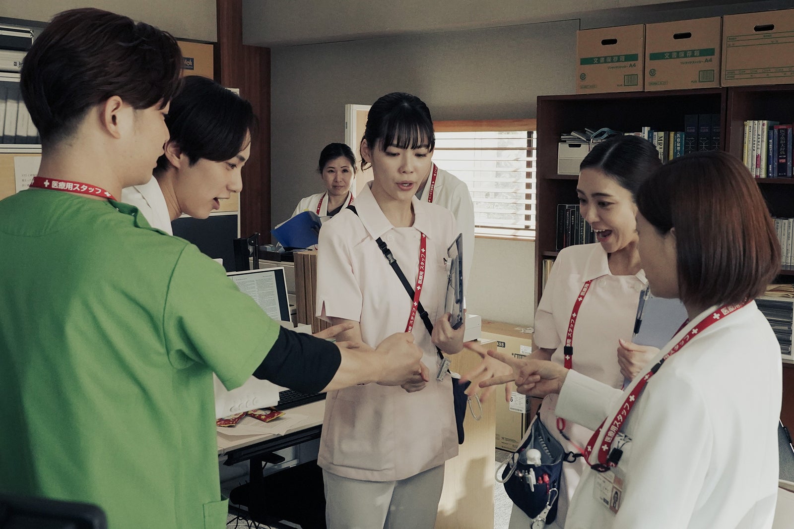 千葉雄大、尾崎匠海、中村里帆、山谷花純、杉咲花「アンメット ある脳外科医の日記」第4話より（C）カンテレ