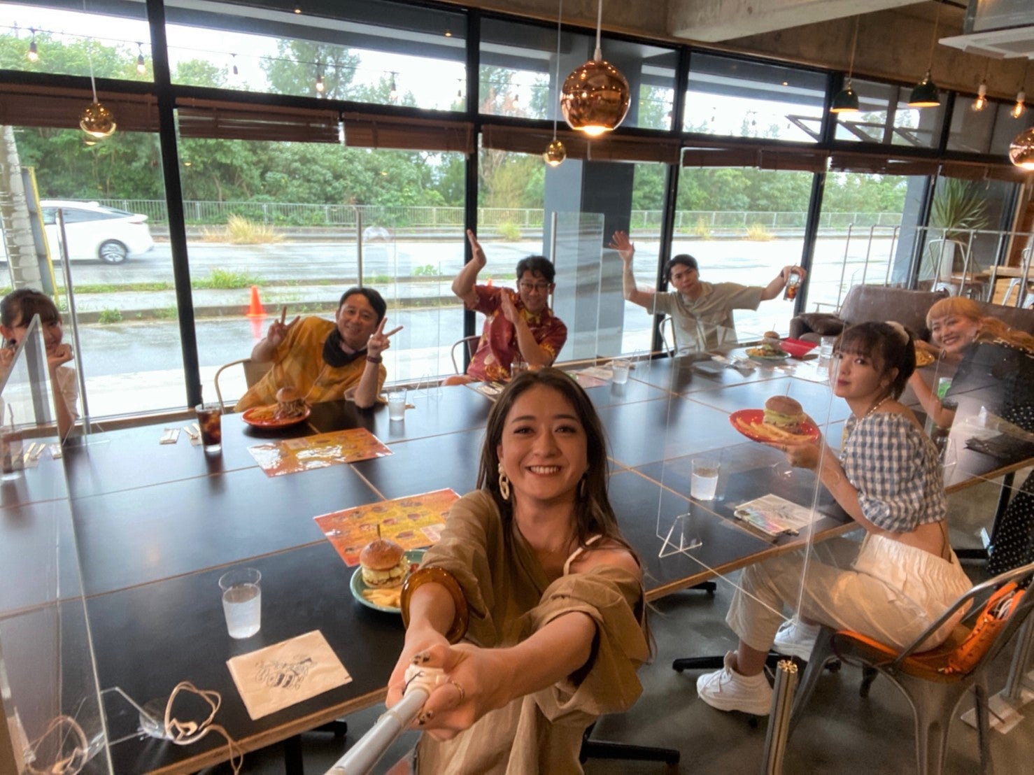 （左下から時計回りに）みちょぱ、小嶋陽菜、有吉弘行、ビビる大木、吉村崇、丸山桂里奈、藤田ニコル （C）フジテレビ