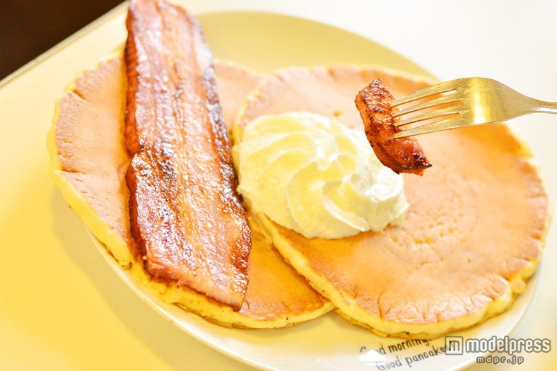 「ステーキベーコンパンケーキ」￥1000、男女ともに人気のお食事系パンケーキ