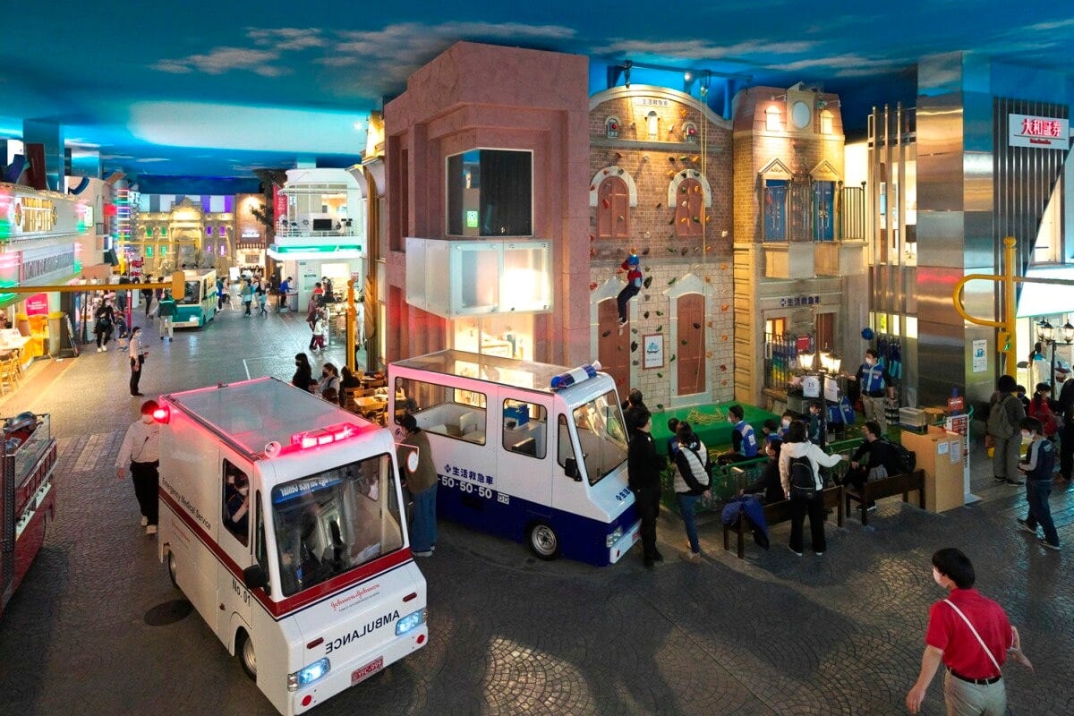 子どもに分かりやすい職業から大人も内容を知りたくなるようなものまで、さまざまな仕事が施設内に集結