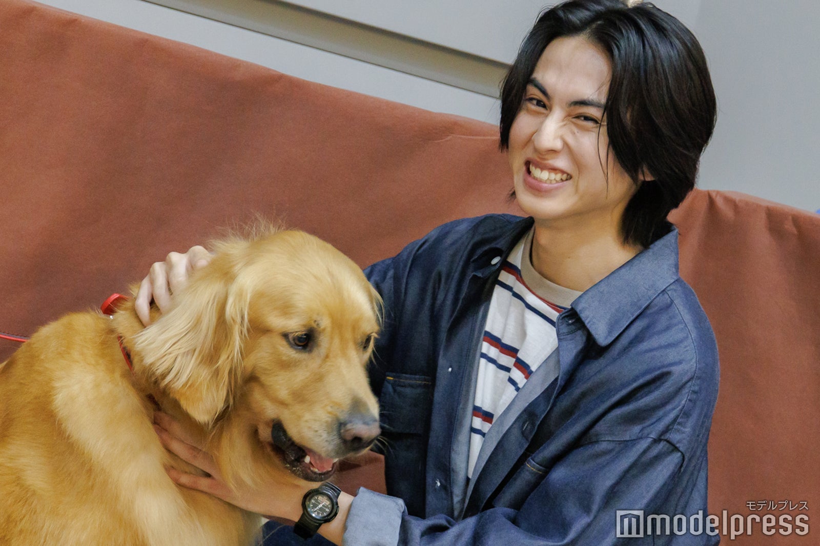 フリトと戯れる酒井大成（C）モデルプレス