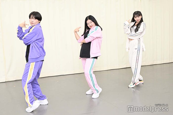 (左から)まひる、よしこ、川口ゆりな(C)モデルプレス