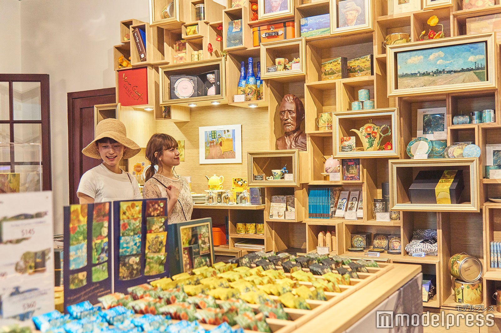 まるでゴッホのミュージアムショップのよう！（C）モデルプレス