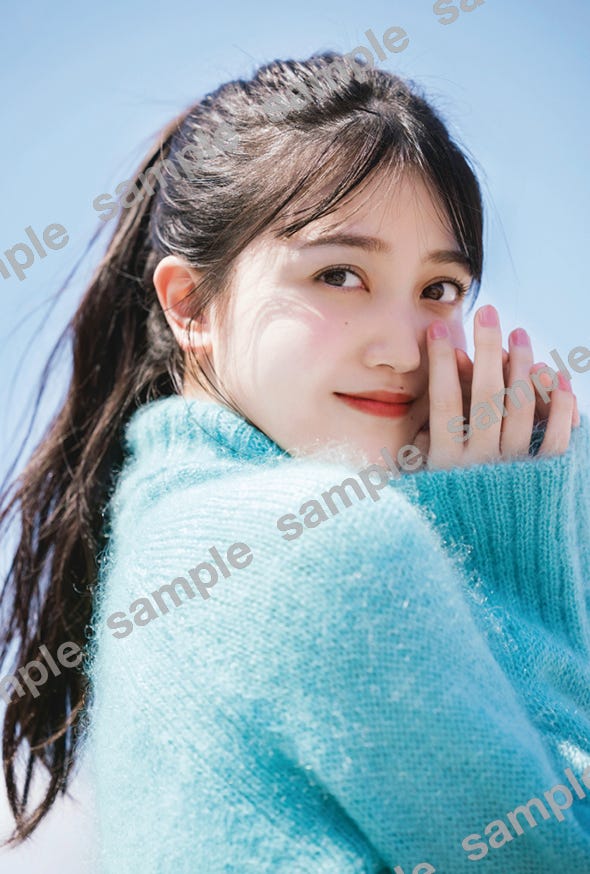 久保史緒里「WHITE graph 008」特典ポストカード/撮影:藤原宏(Pygmy Company)(提供写真)
