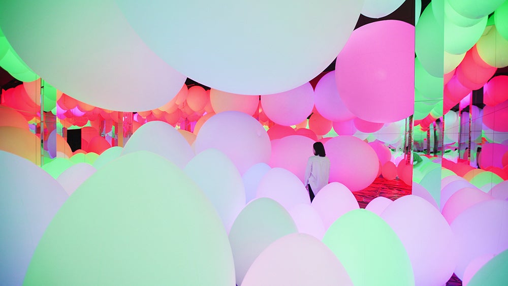タイフーンボールと重力にあらがう呼応する生命の森 - 曖昧な9色と基本の3色／画像提供：チームラボ