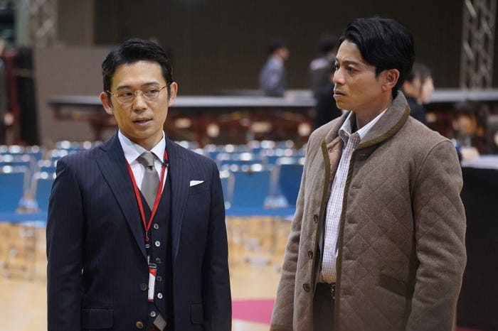 (左から)岡田義徳、吉沢悠/「競争の番人」第5話より(C)フジテレビ