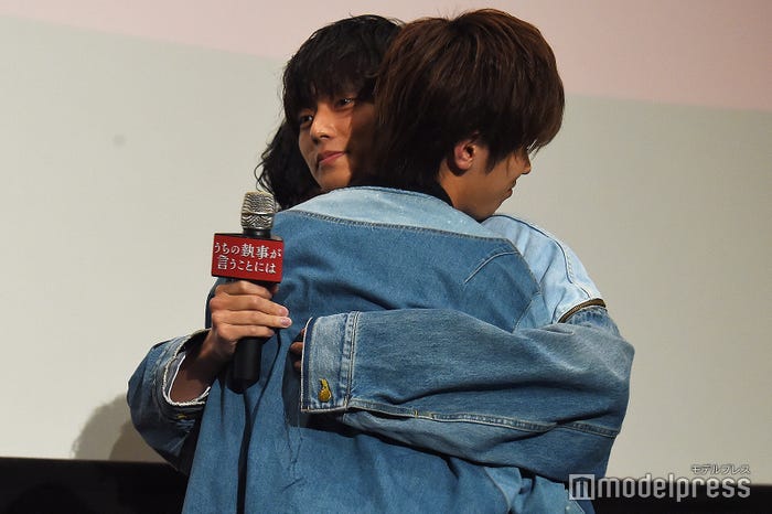 公開ハグを交わした永瀬廉(右)と神宮寺勇太(左)/(C)モデルプレス