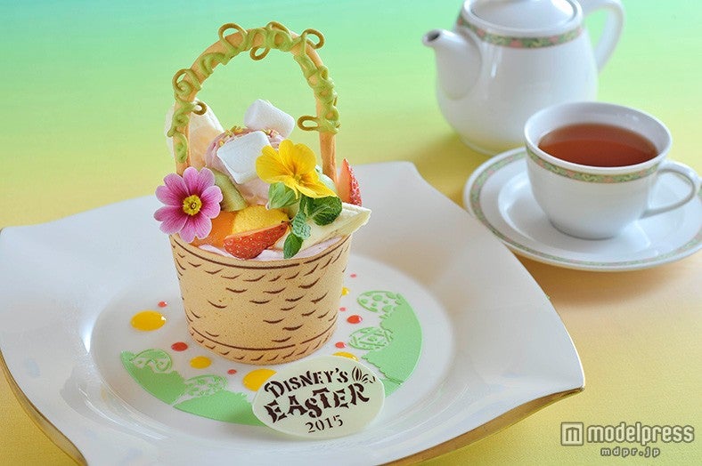 アンバサダーホテル内「ハイピリオン・ラウンジ」、“ディズニー・イースター”デザートセット／（C）Disney