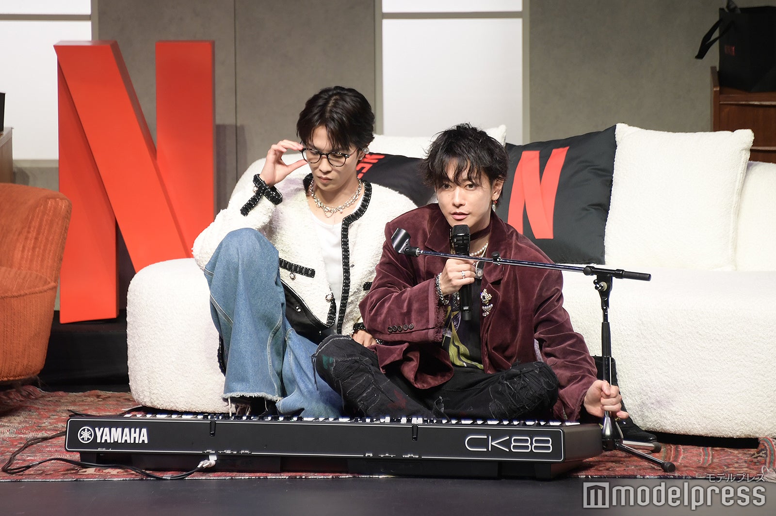 スタンバイする志尊淳＆佐藤健（C）モデルプレス