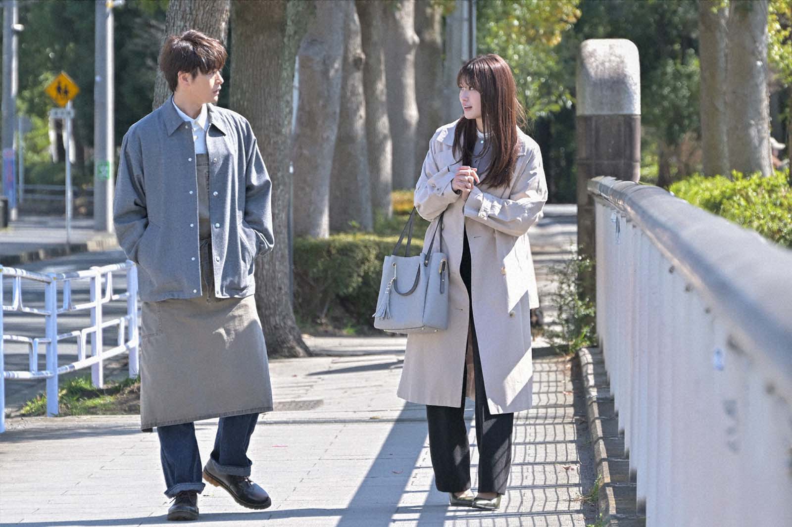 瀬戸康史、生見愛瑠「くるり～誰が私と恋をした？～」第1話より（C）TBS