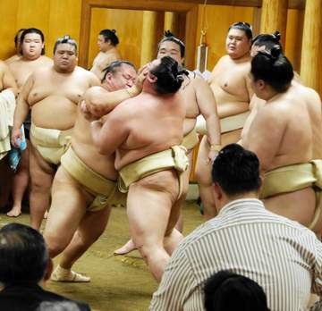 大相撲“鉄人”玉鷲が連合稽古で存在感「また少しずつ頑張ります」幕内復帰へ懸命に汗