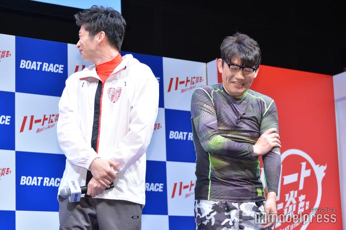 腕がパンパンすぎて体が動かなくなってしまった飯尾和樹(右)に笑いがとまらず後ろを向いてしまう田中圭(左)(C)モデルプレス