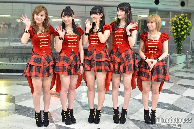 ℃-ute （左から：萩原舞、中島早貴、鈴木愛理、矢島舞美、岡井千聖）