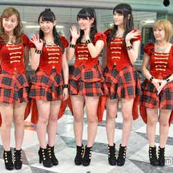 ℃-ute (左から:萩原舞、中島早貴、鈴木愛理、矢島舞美、岡井千聖)