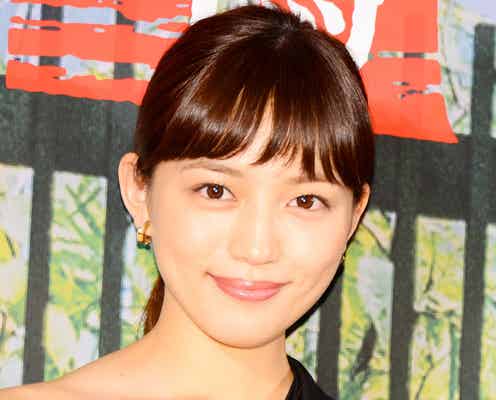 川口春奈、肩出しSEXYドレスで登場