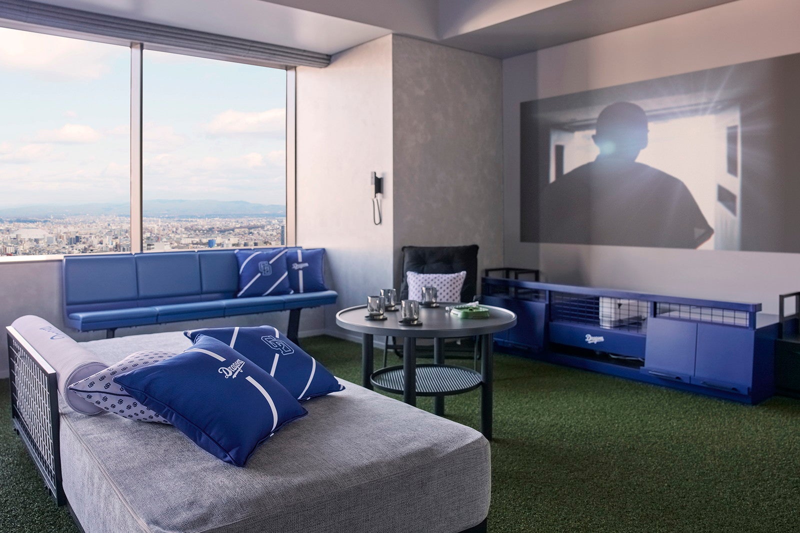 プロジェクターを使い大画面で試合観戦も可能（C）中日ドラゴンズ