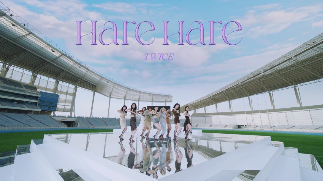 TWICE、日本10thシングル「Hare Hare」MV公開 スタジアムでキレキレのダンス