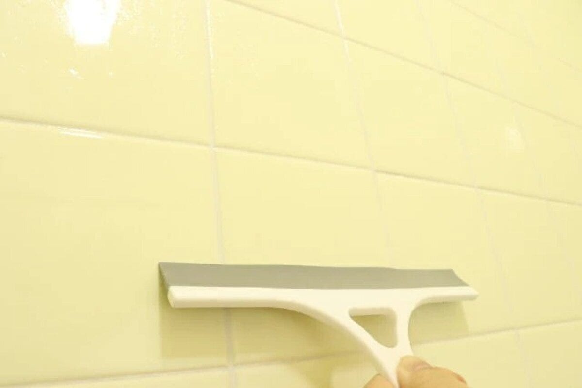 ダイソー　磁石で引っ付くお風呂のスクレーパー　使用例