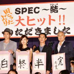 左から：大島優子、向井理、戸田恵梨香、加瀬亮、竜雷太、堤幸彦監督
