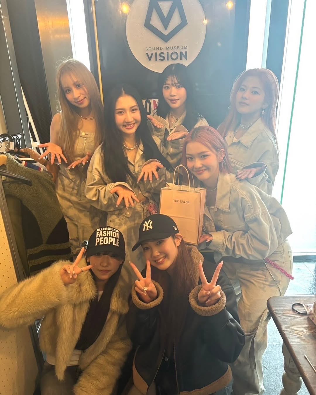 UN1CON、ファンミーティング来場者との記念写真（提供写真）