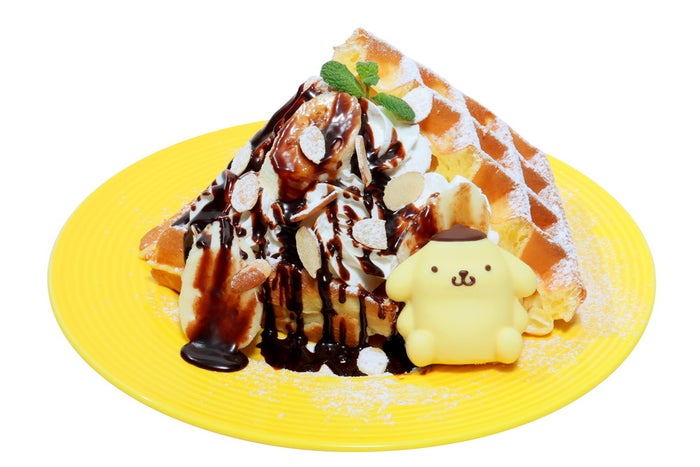 プリンくんと行く くいしんぼうツアー★ チョコバナナマウンテンワッフル 1,200円(C)2021 SANRIO CO.,LTD.APPROVAL NO.S620028