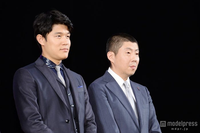 生田斗真が登壇した舞台挨拶の様子(左から)鈴木亮平、荒川良々