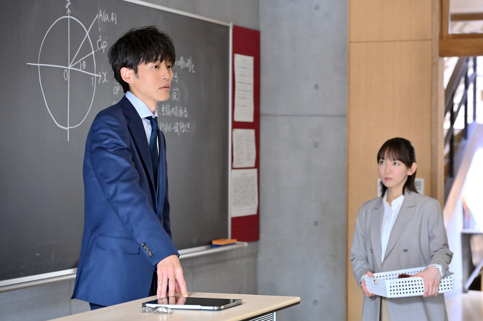 松坂桃李、吉岡里帆「御上先生」第1話（C）TBS