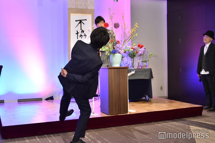 生け花の出来栄えを確認する中村倫也(左)(C)モデルプレス