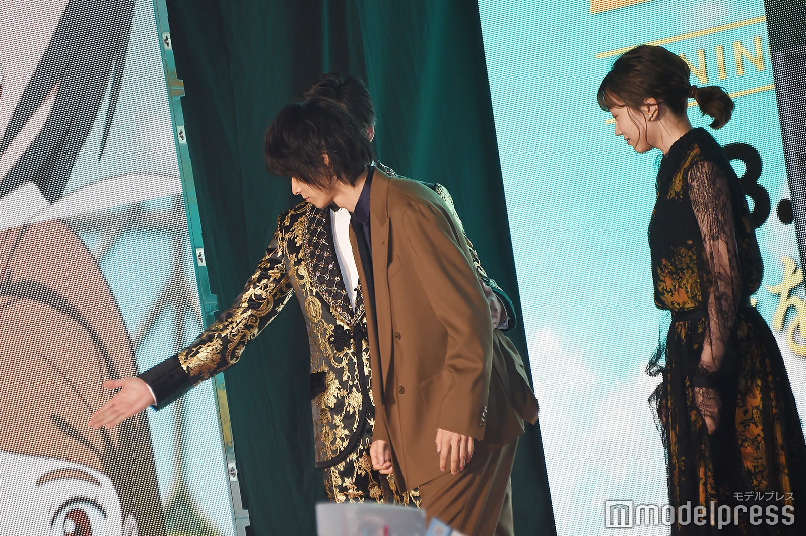 新田真剣佑（左）、山崎賢人（中央）を誘導 （C）モデルプレス