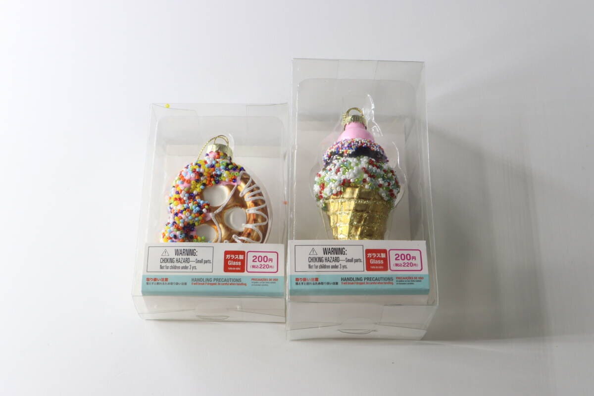透明なプラスチックケースに入ったプレッツェルとアイスクリームのガラスオーナメント 透明なプラスチックケースに入ったプレッツェルとアイスクリームのガラスオーナメント