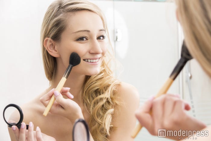 コンパクトに持ち歩ければどんな場所でもいつものメイクが可能(photo by JLPfeifer/Fotolia)