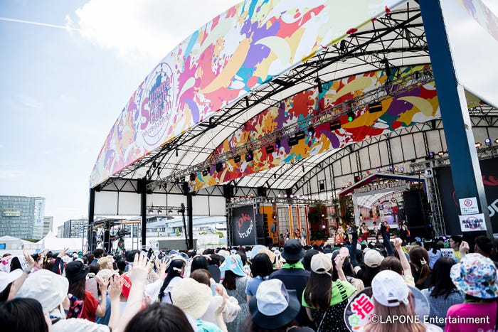 INI「めざましライブ」より(C)LAPONE Entertainment