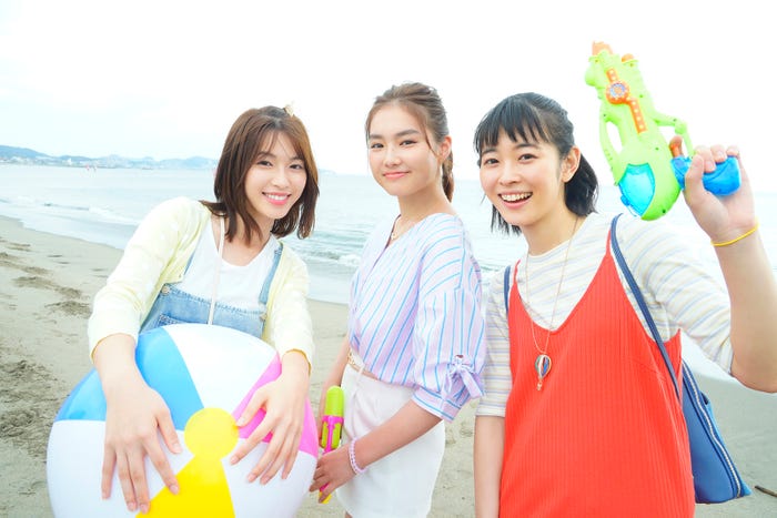 白石聖、箭内夢菜、河村花(C)2021 紺野りさ・小学館/「胸が鳴るのは君のせい」製作委員会