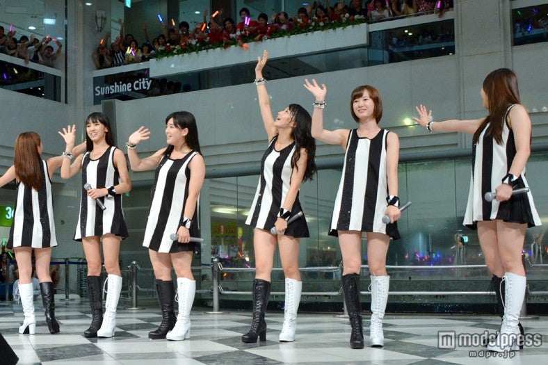 新曲「わがまま 気のまま 愛のジョーク」「愛の軍団」（8月28日リリース）を披露したモーニング娘。