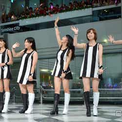 新曲「わがまま 気のまま 愛のジョーク」「愛の軍団」(8月28日リリース)を披露したモーニング娘。