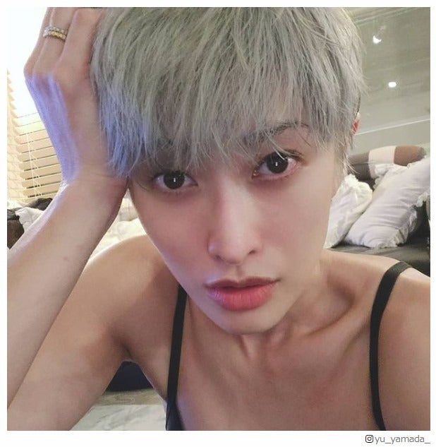 山田優、シルバーのショートヘアに劇的イメチェン 「イケメン」と絶賛の声